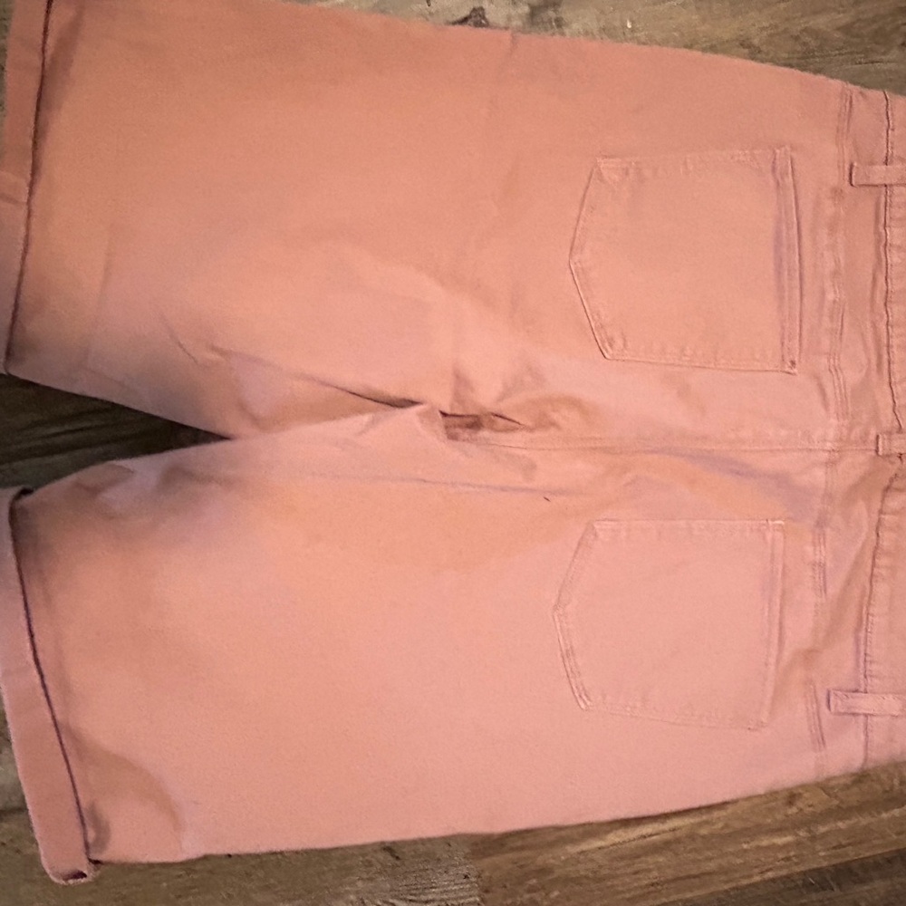 Women’s shorts size 14 like new.